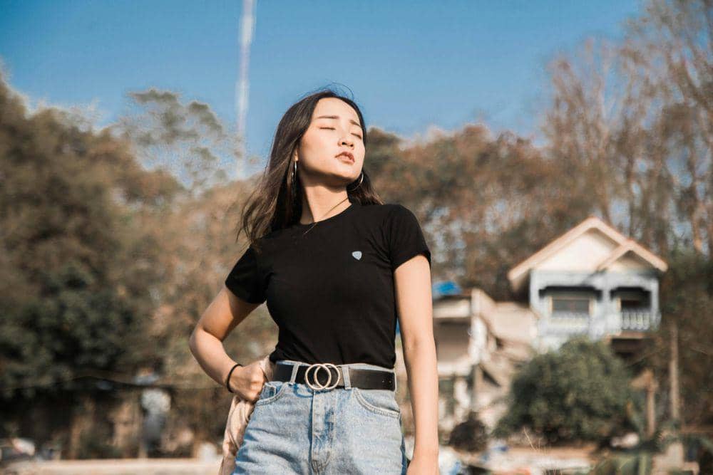 ilustrasi outfit simpel (pexels.com/Micah Eleazar)