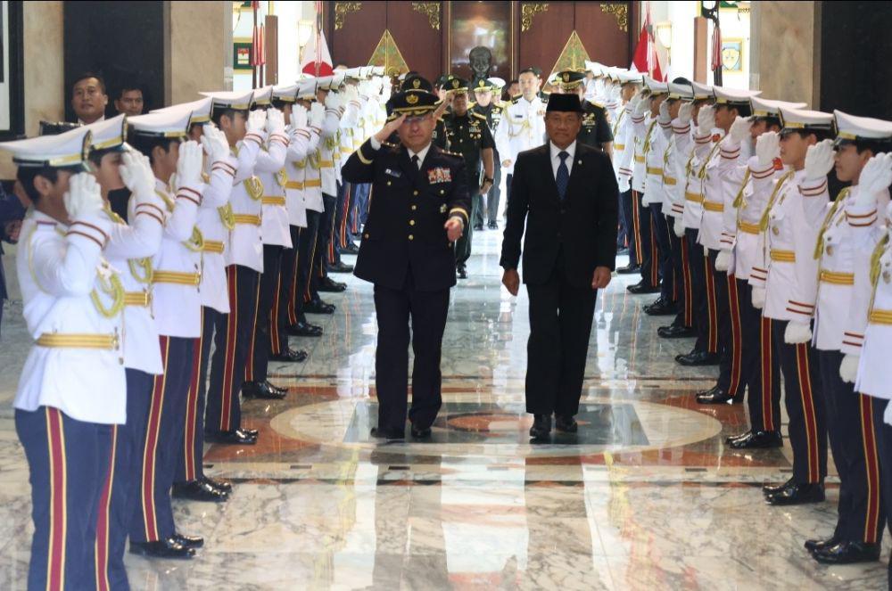 Wakil Menteri Pertahanan, Donny Ermawan Taufanto ketika mengantar pulang Kepala Staf Gabungan Pasukan Bela Diri Jepang, Yoshida Yoshihide di kantor Kemhan, Jakarta Pusat pada 25 April 2025. (Tim media Menhan Sjafrie Sjamsoeddin)