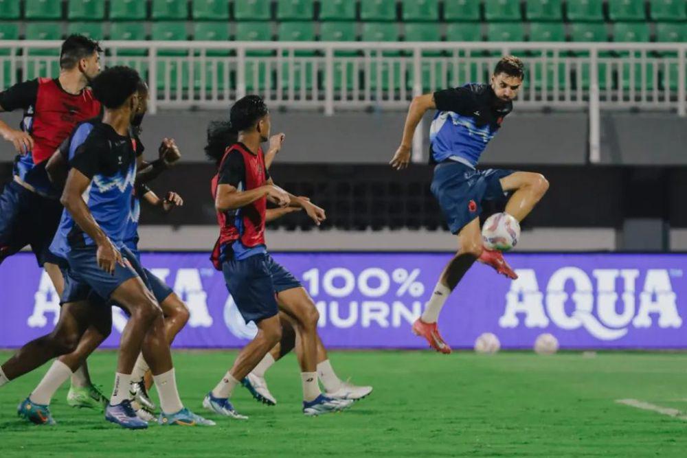Para pemain PSM Makassar dalam sesi official training di Stadion BJ Habibie Parepare pada 24 April 2025. (Instagram.com/psm_makassar)