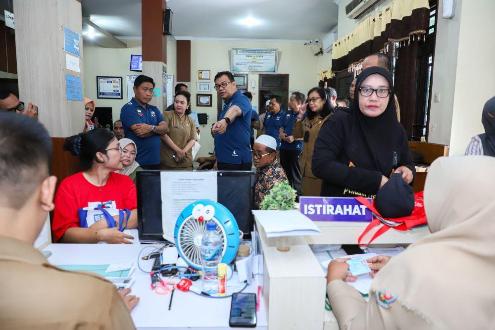 Sidak Dinas Dukcapil, Bupati Asri Ludin Tambunan 'Gerah'