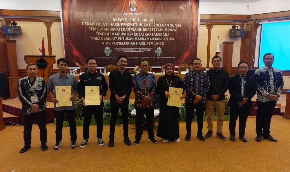 Rapat pleno terbuka rekapitulasi perhitungan peroleh suara Pilkada Kukar selesai pada Kamis (24/4/2025) malam. (Dok. Istimewa)