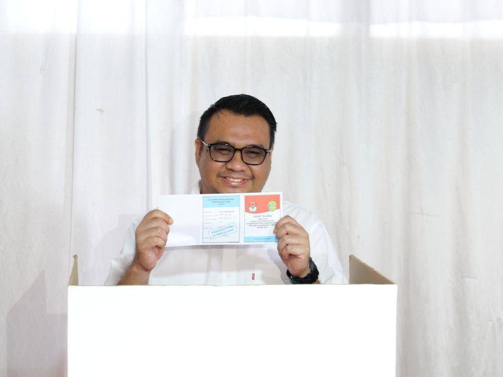 Calon Bupati Kukar, Aulia Rahman Basri, saat memberikan suaranya pada PSU Pilkada Kukar 2024 pada Sabtu (19/4/2025) kemarin. (Dok. Istimewa)