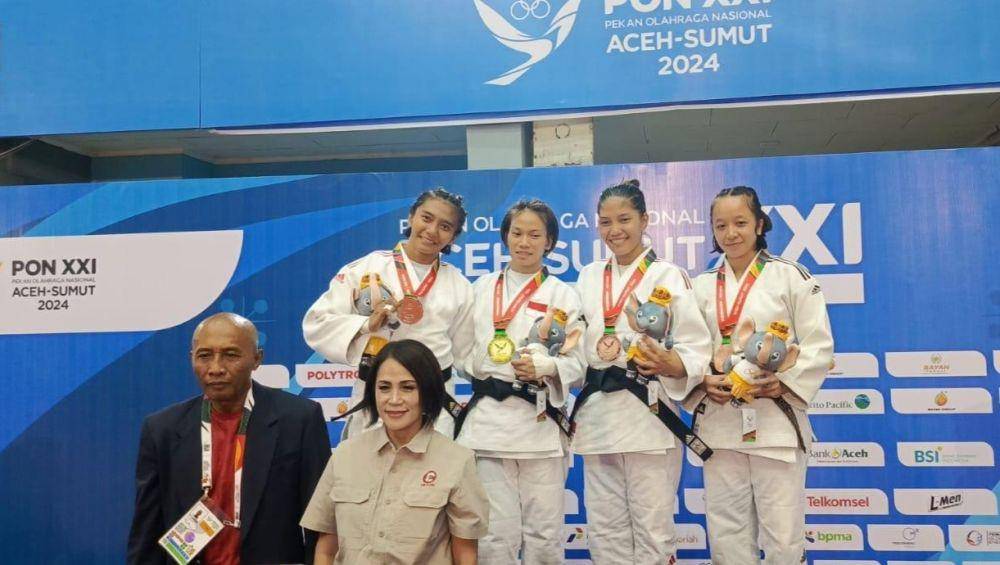 Yaumil Aqsharini (dua kanan) di podium PON ke-21 di Aceh-Sumut tahun lalu. (Dok. Istimewa)