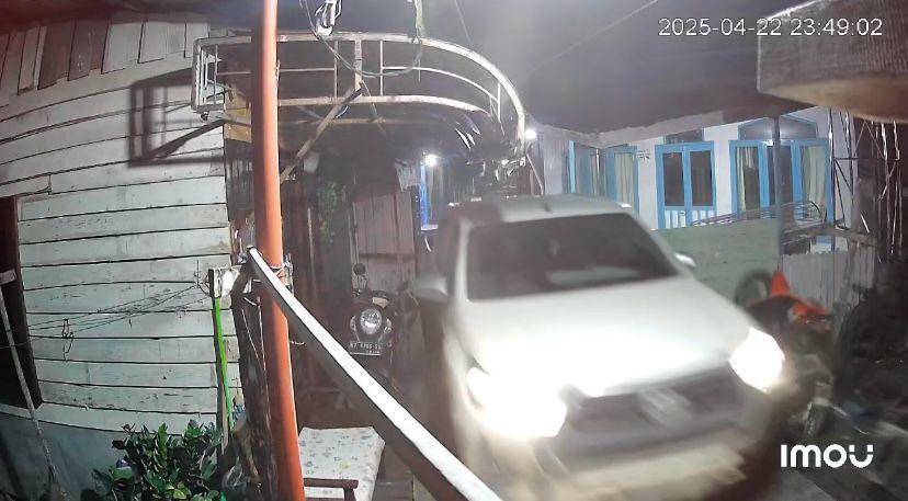 Tangkapan layar CCTV saat kendaraan double cabin berwarna putih menerobos gang sempit di kawasan Sungai Kerbau, Samarinda, dan menyeruduk 24 motor warga. (Dok. Istimewa)