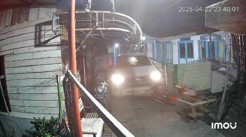 Tangkapan layar saat kendaraan double cabin berwarna putih menerobos gang sempit di kawasan Sungai Kerbau, Samarinda, dan menyeruduk 24 motor warga. (Dok. Istimewa)