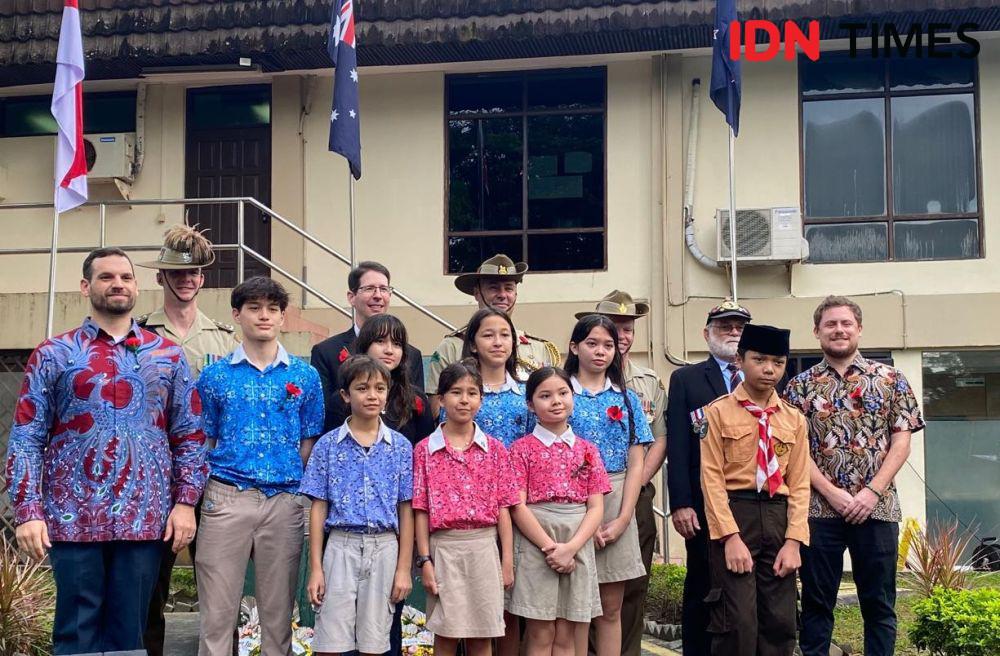 Peringatan 80 Tahun Anzac Day di Balikpapan berlangsung di Monumen Tank Mathilda, Pasir Ridge, Balikpapan Kota, Jumat (25/4/2025). (IDN Times/Erik Alfian)