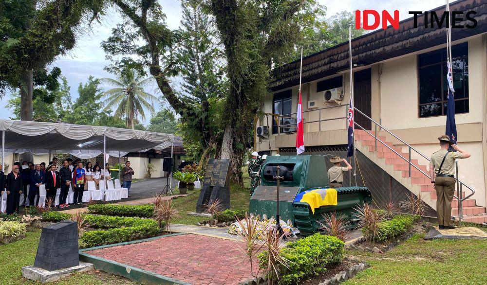 Peringatan 80 Tahun Anzac Day di Balikpapan berlangsung di Monumen Tank Mathilda, Pasir Ridge, Balikpapan Kota, Jumat (25/4/2025). (IDN Times/Erik Alfian)