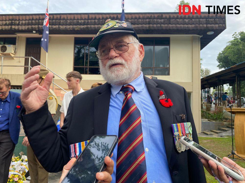 Veteran Perang Vietnam, Ken Morris, 76 tahun, berpesan kepada generasi muda untuk jangan berperang pada peringatan Anzac Day ke-80 di Balikpapan, Jumat (25/4/2025). (IDN Times/Erik Alfian)