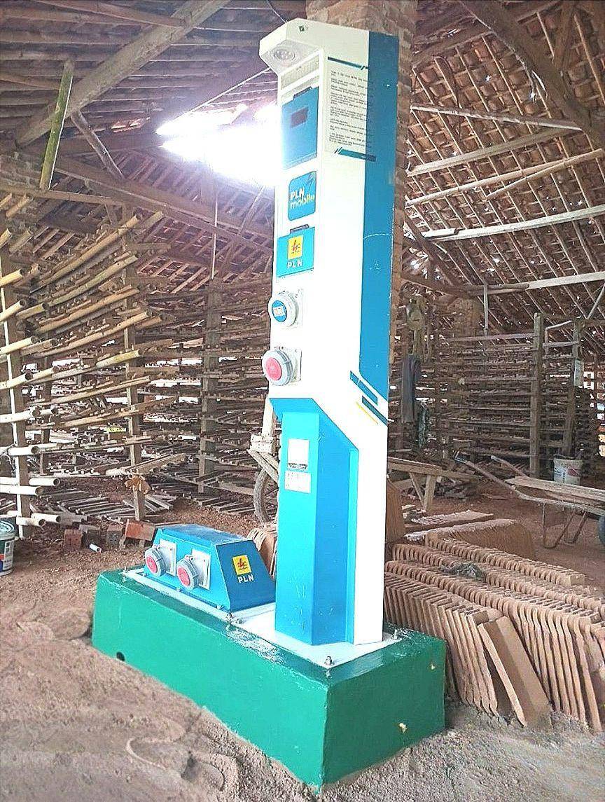PT PLN (Persero) Unit Induk Distribusi (UID) Lampung, UP3 Tanjung Karang ULP Natar menghadirkan Stasiun Penyedia Listrik Umum (SPLU) di Desa Pejambon. (Dok. PLN UOD Lampung).