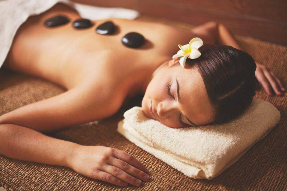 ilustrasi massage hot stone (freepik.com/pressfoto)
