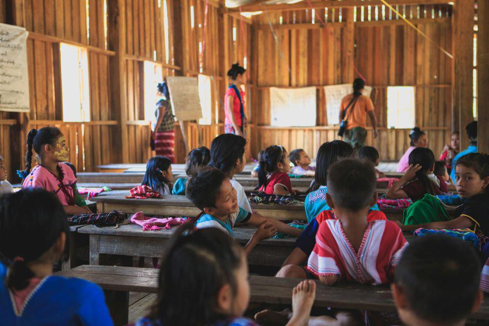 Ilustrasi anak-anak bersekolah di Tambon Mae La, Kayin State, Myanmar. (unsplash.com/dead____artist)