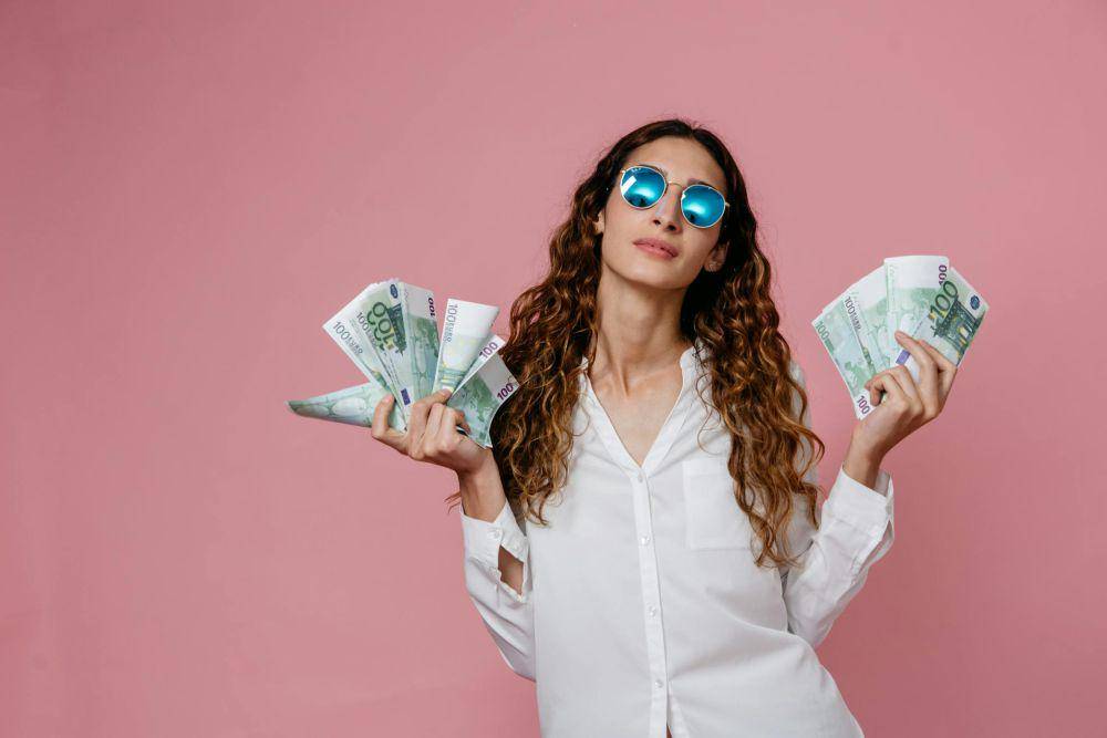 ilustrasi wanita yang punya banyak uang (pexels.com/Pavel Danilyuk)