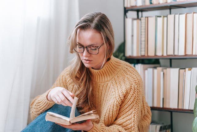 Ilustrasi seorang wanita membaca buku (Pexels.com/George Milton)