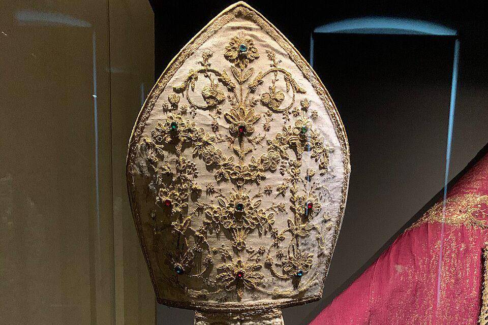 mitra dari kuartal pertama abad ke-19 buatan Romawi dari katedral dan dipamerkan di museum baru Opera del Duomo di Pisa (commons.wikimedia.org/Federigo Federighi)