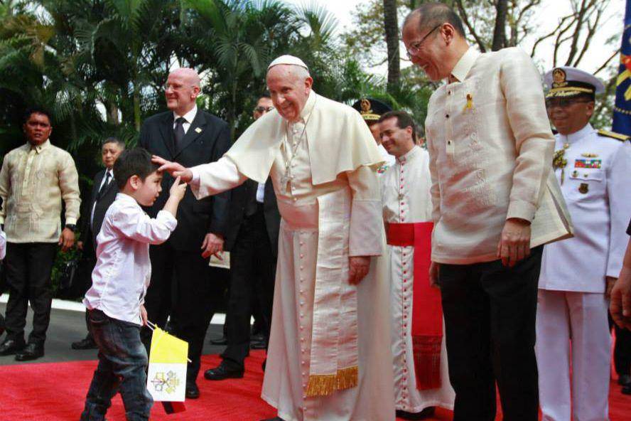 Paus Fransiskus mengenakan cassock saat didampingi oleh Presiden Benigno S. Aquino III, di area taman Istana Malacañan selama upacara penyambutan Kunjungan Kenegaraan dan Perjalanan Apostolik ke Republik Filipina pada Jumat (16/01/2015). (commons.wikimedia.org/Rolando Mailo)