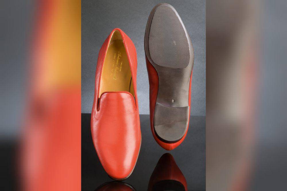 sepatu loafer merah Paus Benediktus XVI (commons.wikimedia.org/Dieter Philippi)