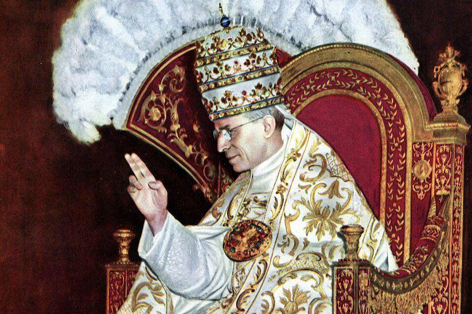 Paus Pius XII kenakan triregnum di Sedia Gestatoria saat misa untuk memperingati 10 tahun penobatannya sebagai paus. (commons.wikimedia.org/Joachim Specht)