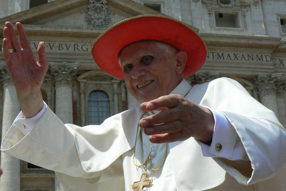 Paus Benediktus XVI kenakan saturno (commons.wikimedia.org/Lene)