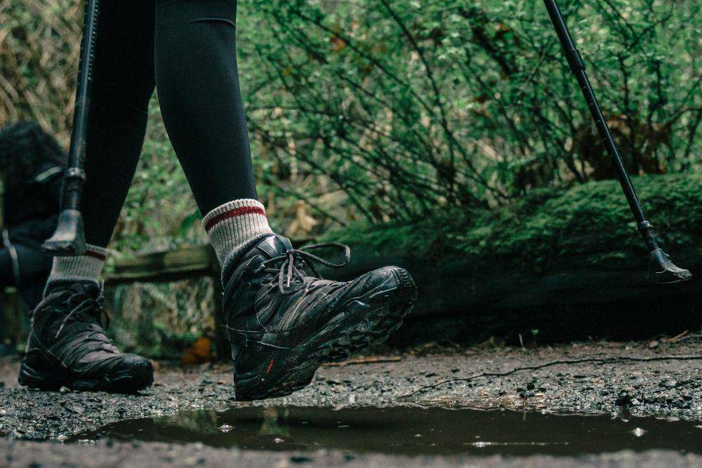 ilustrasi sepatu untuk mendaki (pexels.com/PNW Production)