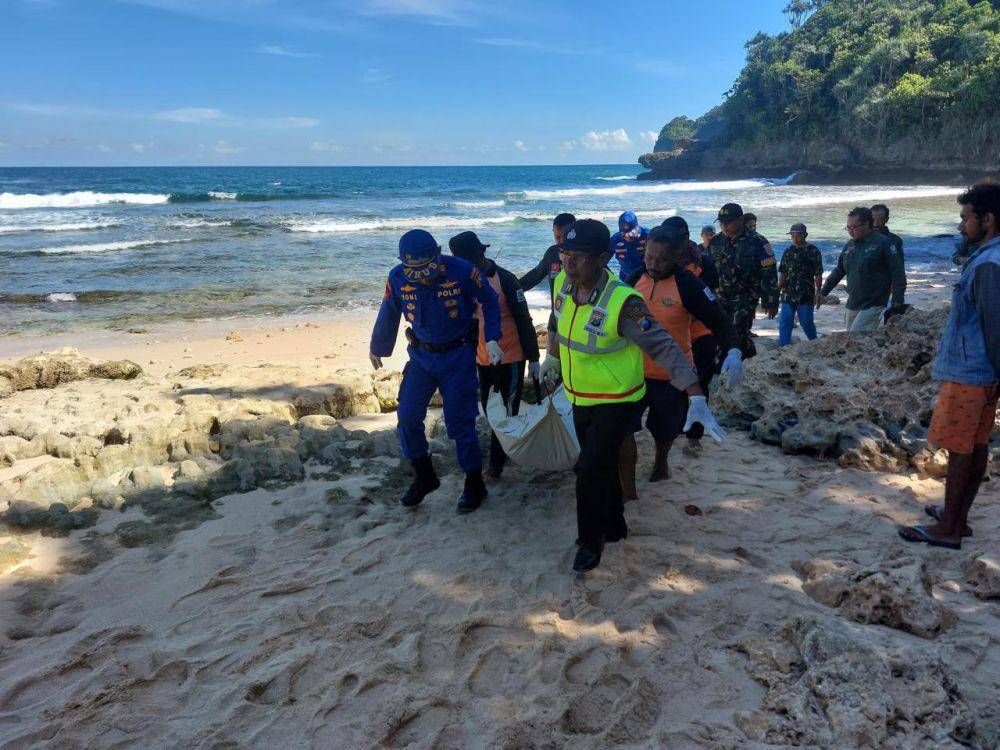 Evakuasi korban nelayan yang tenggelam di Pantai Kondang Merak. (Dok. Humas Polres Malang)
