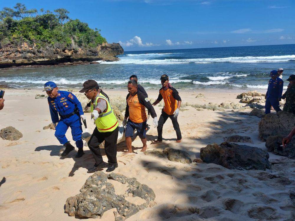 Evakuasi korban nelayan yang tenggelam di Pantai Kondang Merak. (Dok. Humas Polres Malang)