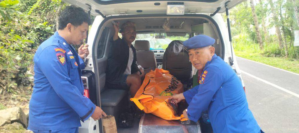 Evakuasi korban nelayan yang tenggelam di Pantai Kondang Merak. (Dok. Humas Polres Malang)