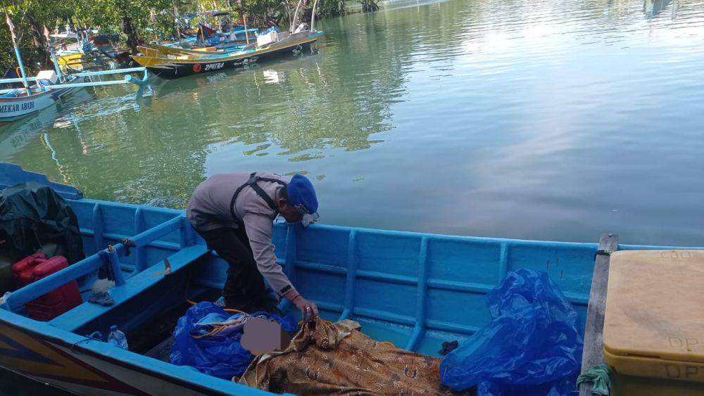 Evakuasi korban nelayan yang tenggelam di Pantai Kondang Merak. (Dok. Humas Polres Malang)