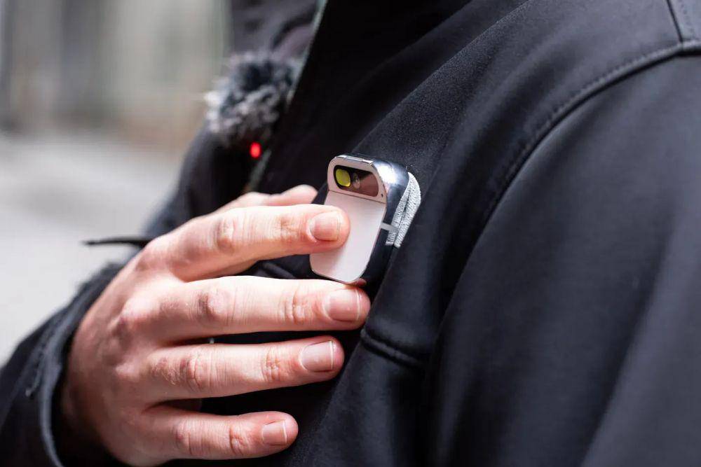 Humane AI Pin (dok. Humane)