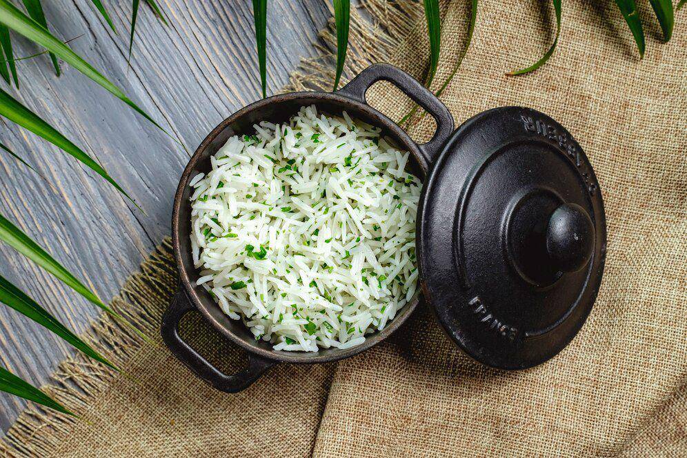 Nasi daun jeruk rice cooker (freepik.com/stockking)