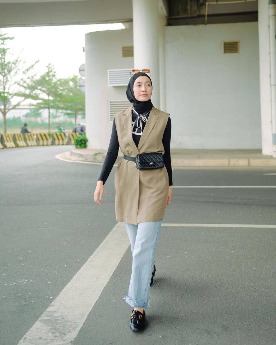 ide styling hijab dengan blazer ala Mega Iskanti (instagram.com/megaiskanti)