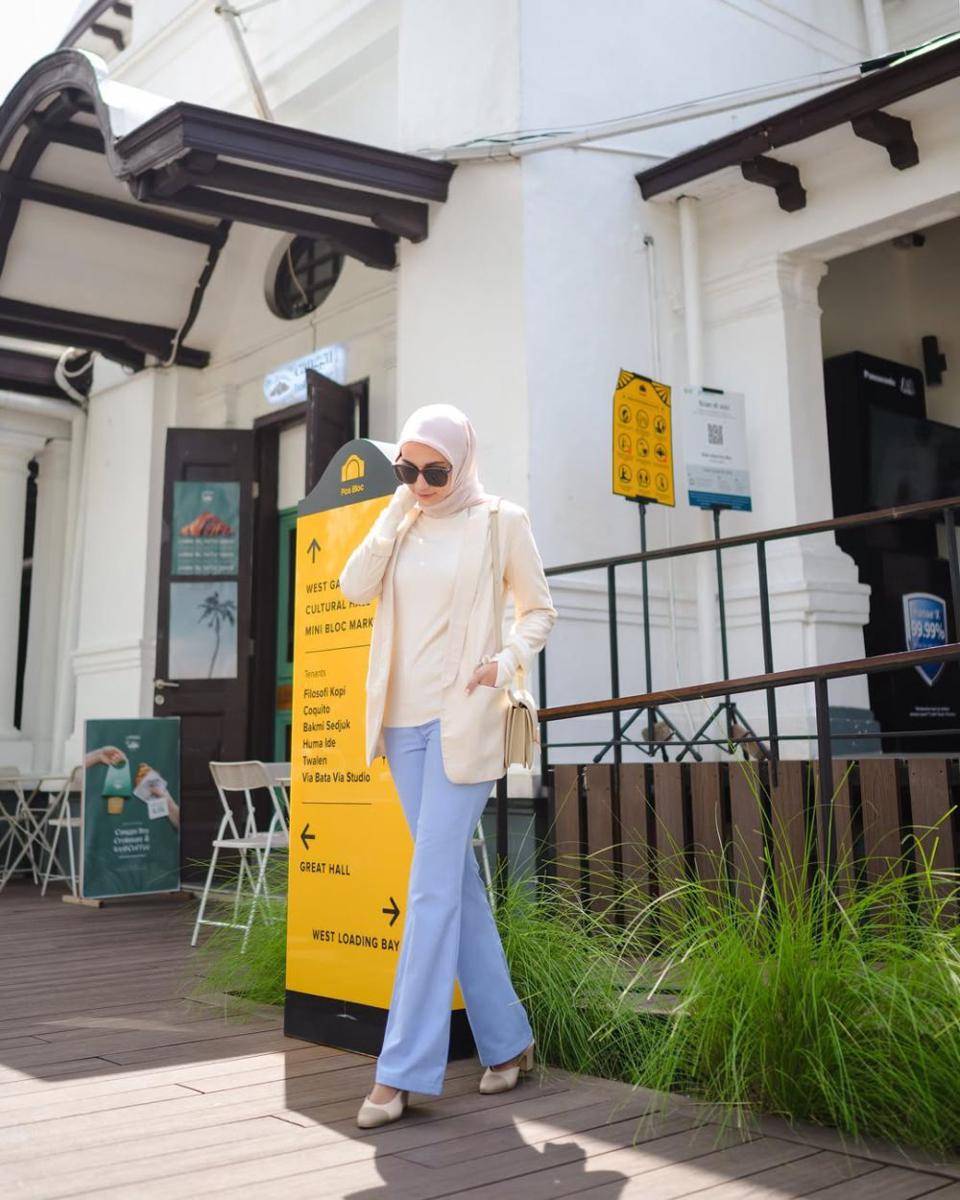 ide styling hijab dengan blazer ala Mega Iskanti (instagram.com/megaiskanti)