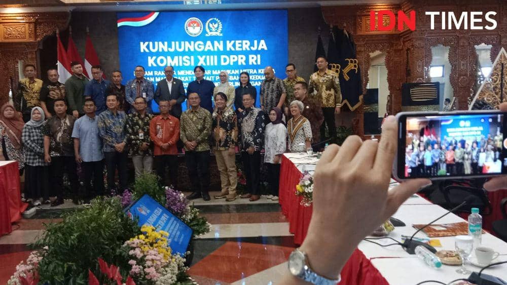 Pimpinan LPSK bersama jajaran Komisi XIII DPR RI foto bersama saat acara penyerapan aspirasi warga Jateng. (IDN Times/Fariz Fardianto)
