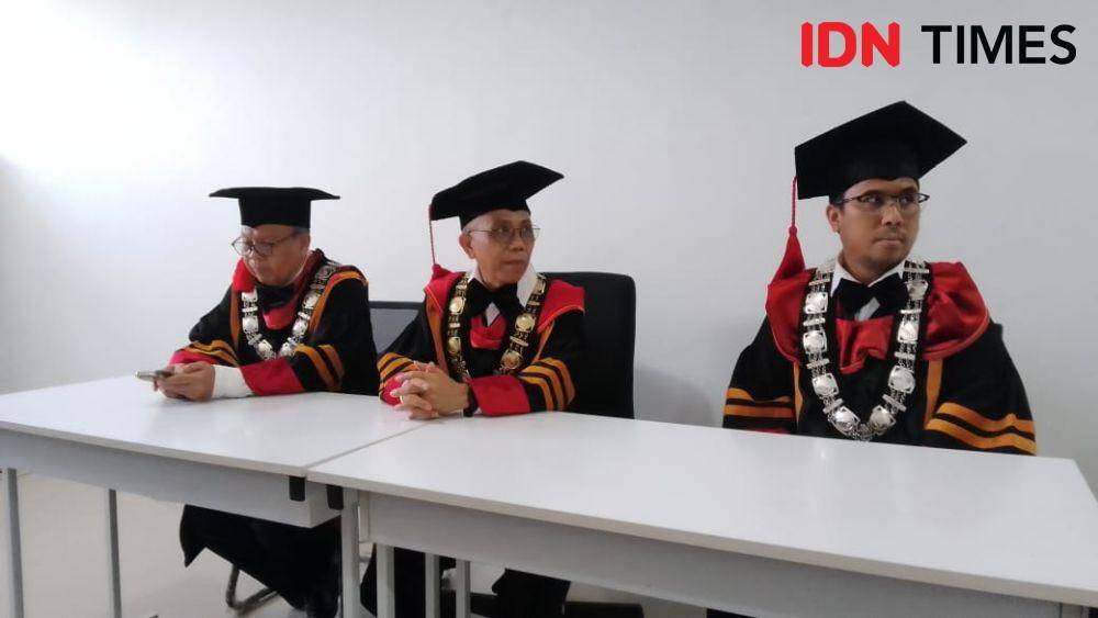 Rektor ITERA Prof. I Nyoman Pugeg Aryantha (tengah) saat diwawancarai. (IDN Times/Muhaimin)