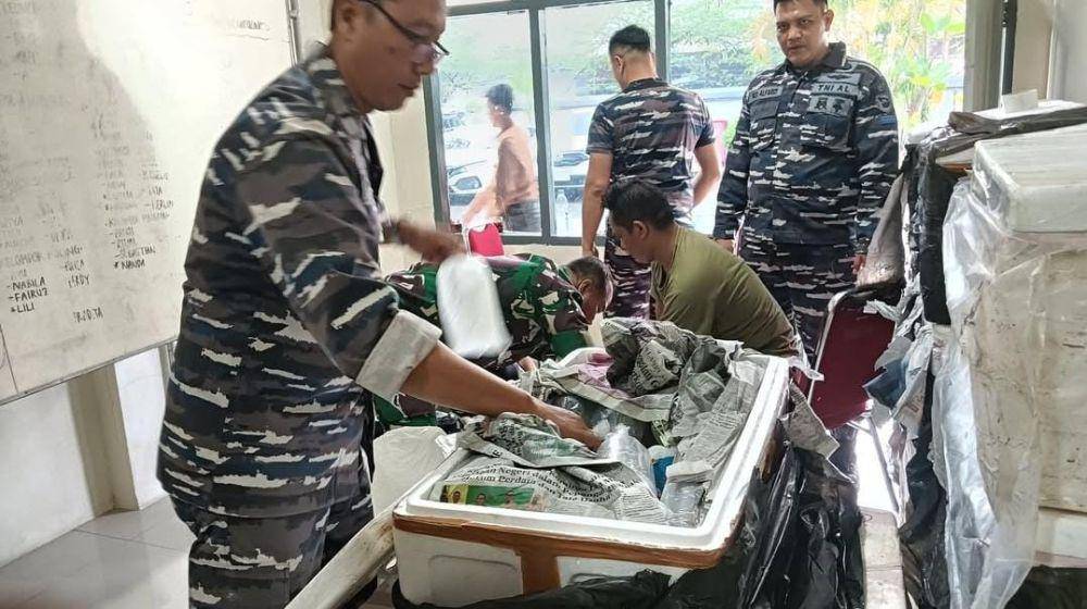 Konfrensi pers penangkapan tiga pelaku penyelundupan benih lobster ke luar negeri (Dok: Lanal Palembang)