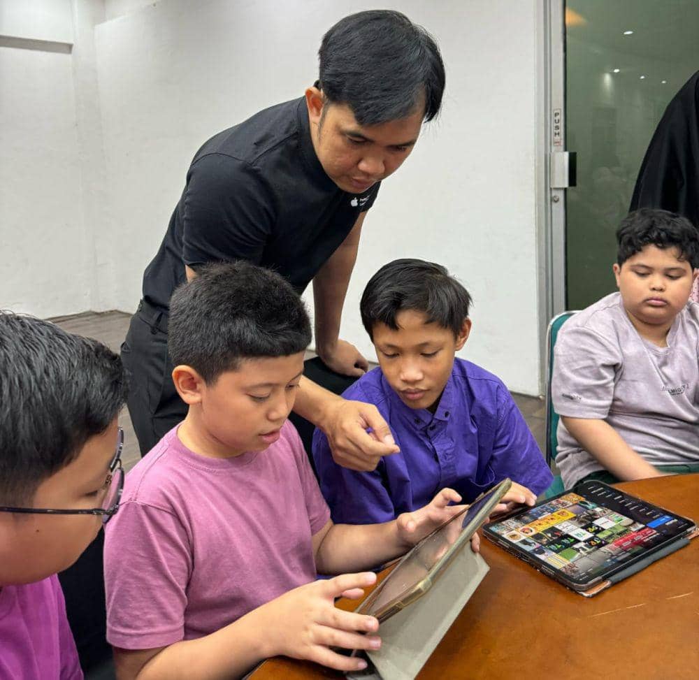 Pembelajaran ekstra kulikuler animasi yang dilakukan di SD Al Azhar Cairo Palembang (Dok: Rahmat Prayuda)