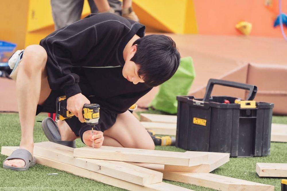 Jin BTS dalam variety show Kian's Bizarre BnB (dok. Netflix/Kian's Bizarre BnB)