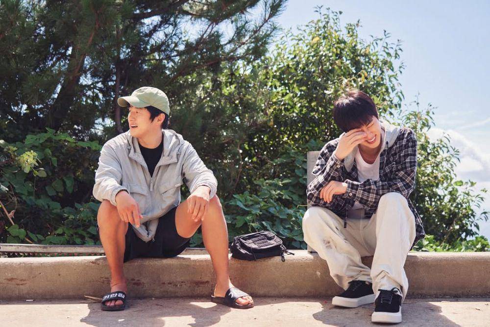 Kian84 dan Jin BTS dalam variety show Kian's Bizarre BnB (dok. Netflix/Kian's Bizarre BnB)