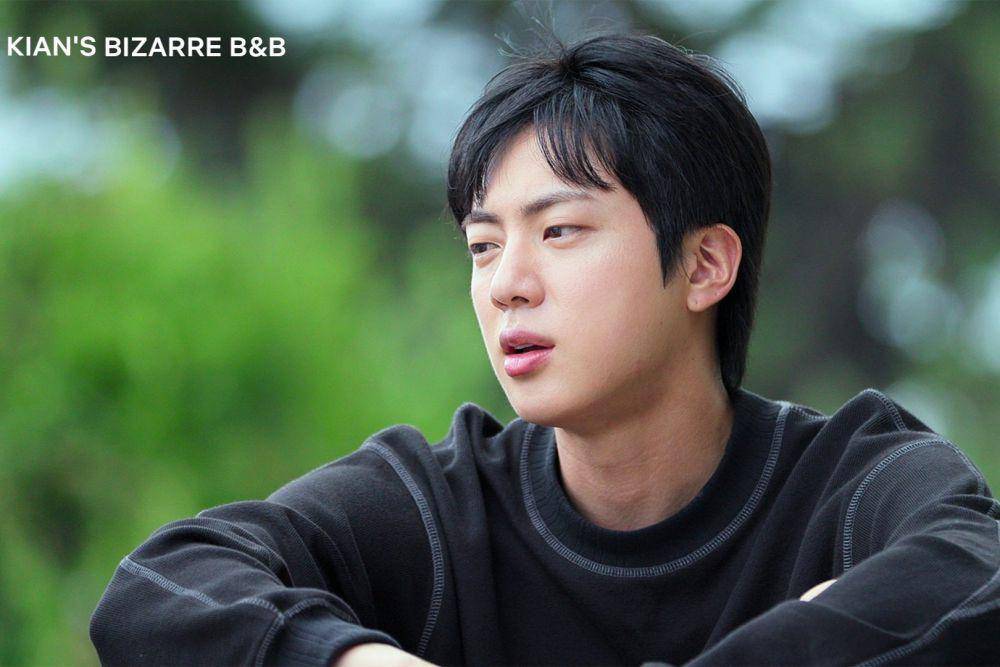 Jin BTS dalam variety show Kian's Bizarre BnB (dok. Netflix/Kian's Bizarre BnB)