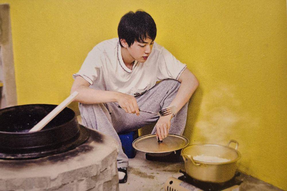 Jin BTS dalam variety show Kian's Bizarre BnB (dok. Netflix/Kian's Bizarre BnB)