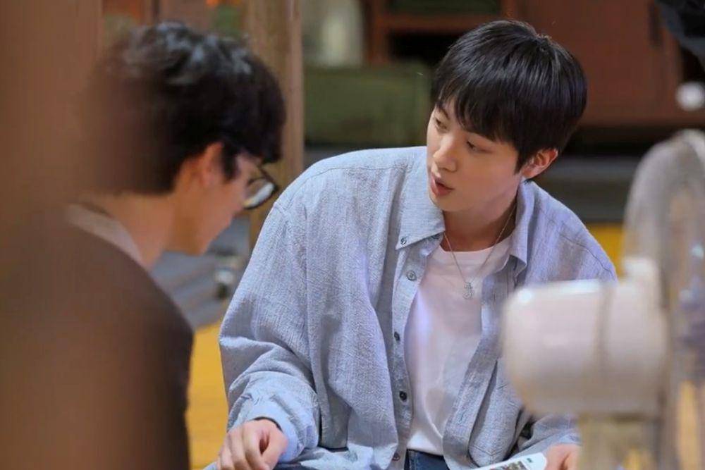 Jin BTS dalam variety show Kian's Bizarre BnB (dok. Netflix/Kian's Bizarre BnB)
