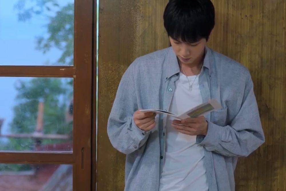 Jin BTS dalam variety show Kian's Bizarre BnB (dok. Netflix/Kian's Bizarre BnB)