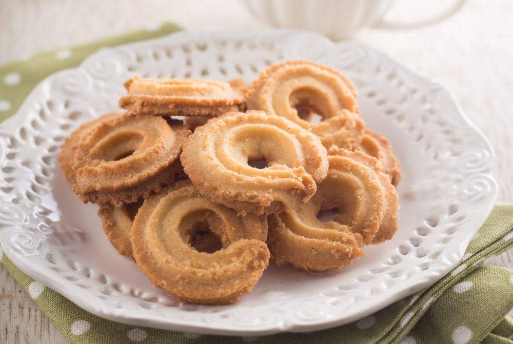 ilustrasi kue semprit (freepik.com/chevanon)