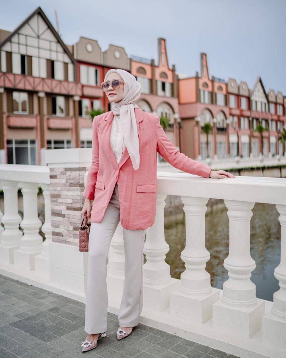 ide styling hijab dengan blazer ala Mega Iskanti (instagram.com/megaiskanti)