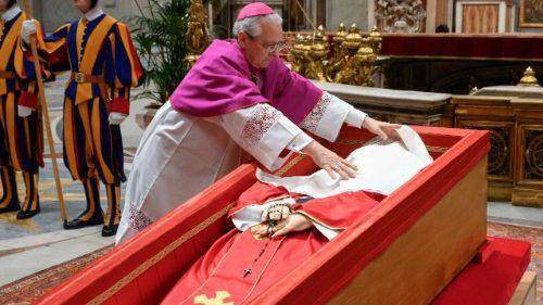 Wajah Paus Fransiskus ditutup kain sutra putih. (Dok. VATICAN MEDIA Divisione Foto)