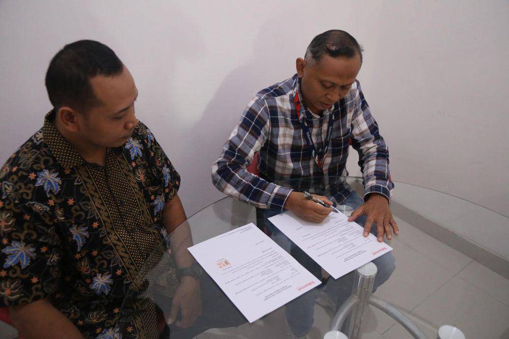 Agus Rianto (kanan) pemenang program Digosok Hepi tidak dipungut biaya apa pun, semua biaya terkait hadiah ditanggung oleh Telkomsel. (Dok. Telkomsel)