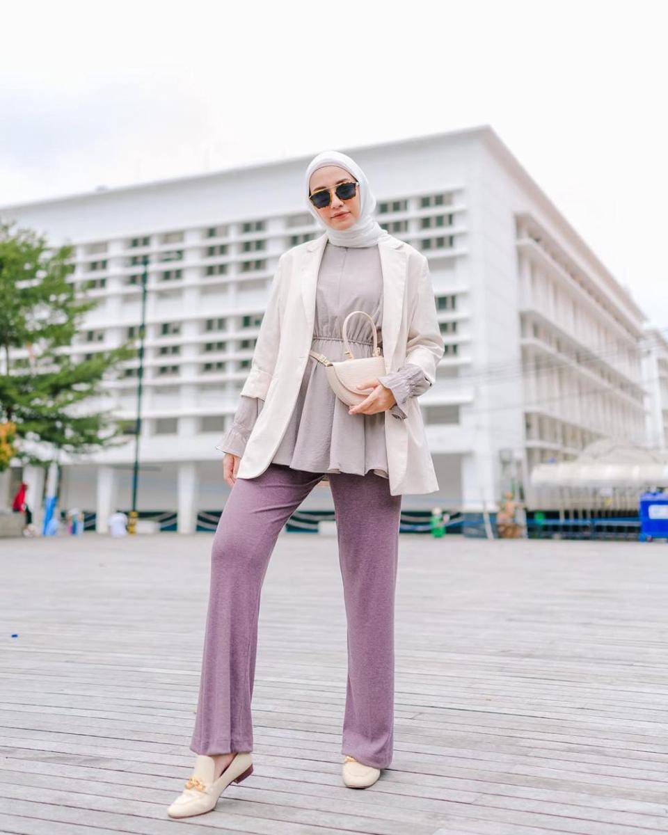 ide styling hijab dengan blazer ala Mega Iskanti (instagram.com/megaiskanti)