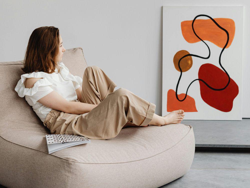 ilustrasi perempuan duduk di sofa (pexels.com/Karolina Grabowska)