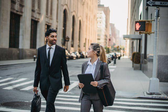 ilustrasi pria tertarik dengan wanita mandiri (pexels.com/Ketut Subiyanto)