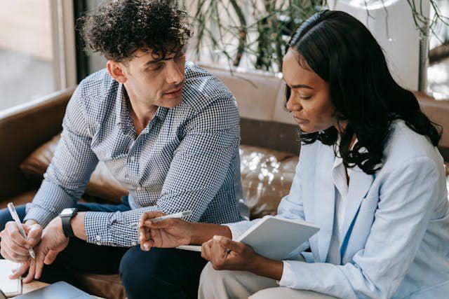 ilustrasi pria tertarik dengan wanita mandiri (pexels.com/Mike Jones)