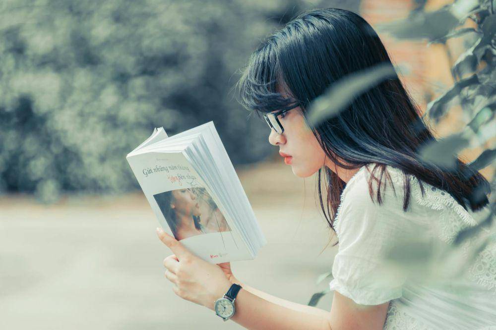ilustrasi seseorang membaca novel (pexels.com/Min An)